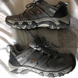 Women’s Keen Waterproof Hiking boots. Size 8.5